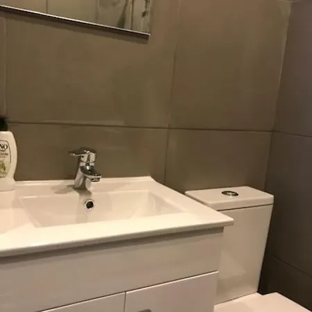 Charming In Campolide - Zamb F דירה *